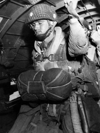 450px-Paratrooper_about_to_jump_into_combat_on_1944-6-6