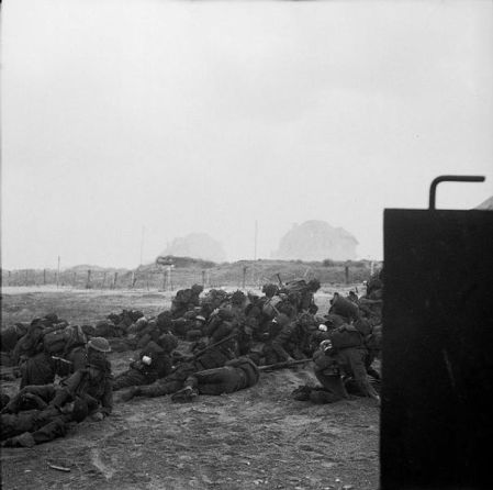 605px-Infantry_waiting_to_move_off_'Queen_White'_Beach